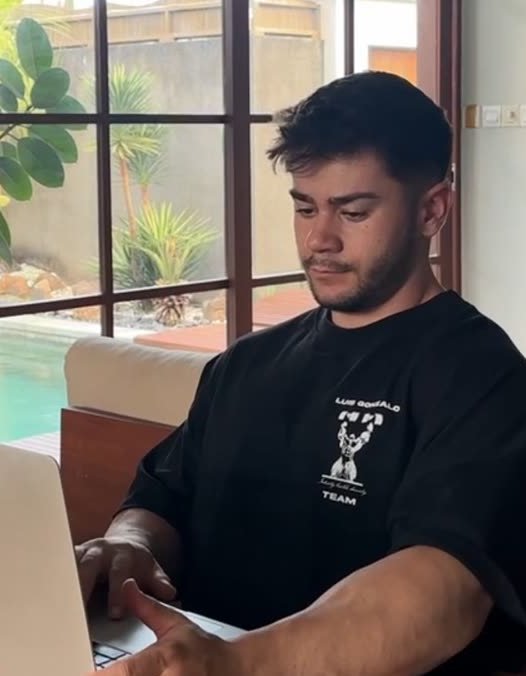 Iván Lorca revisando planes de sus clientes
